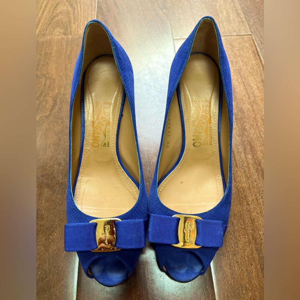 Ferragamo blue pump size 7.5, great condition